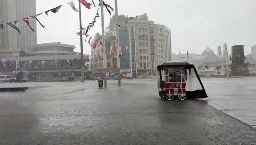 İstanbul'da sağanak hayatı felç etti! Araçlar sular altında kaldı 46